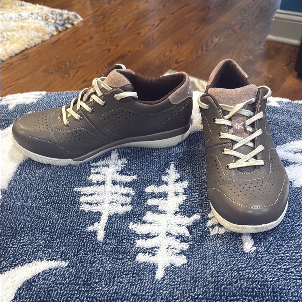 Women’s Casual Shoes